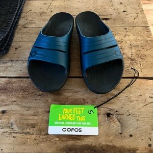 Oofos slide size 3